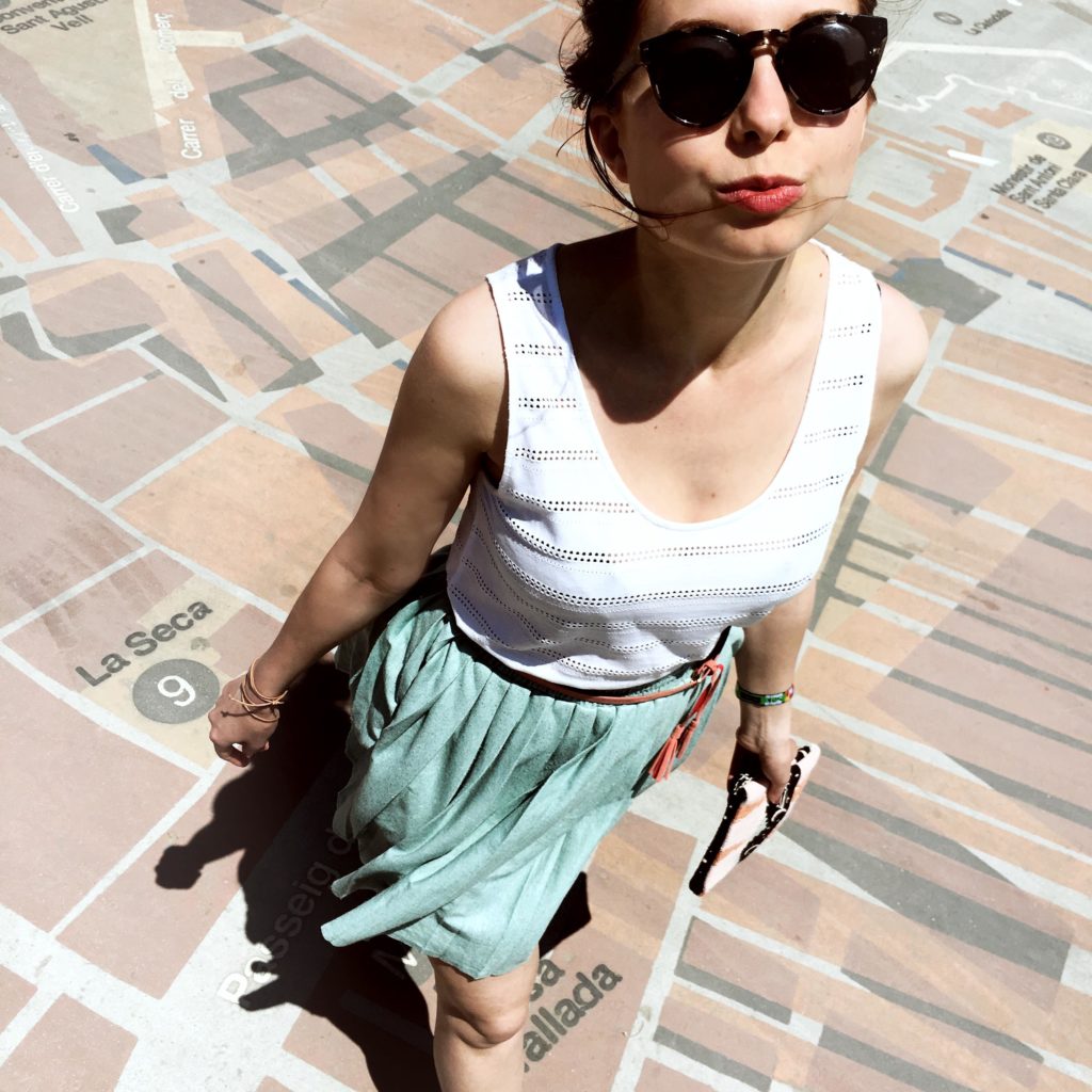 Slow Fashion Outfit mit Leotie Lovely Clutch, Second Hand Rock und Gürtel, Armed Angels Top, Maas Natur Espadrilles, Ilia Lippenstift und Lipcote