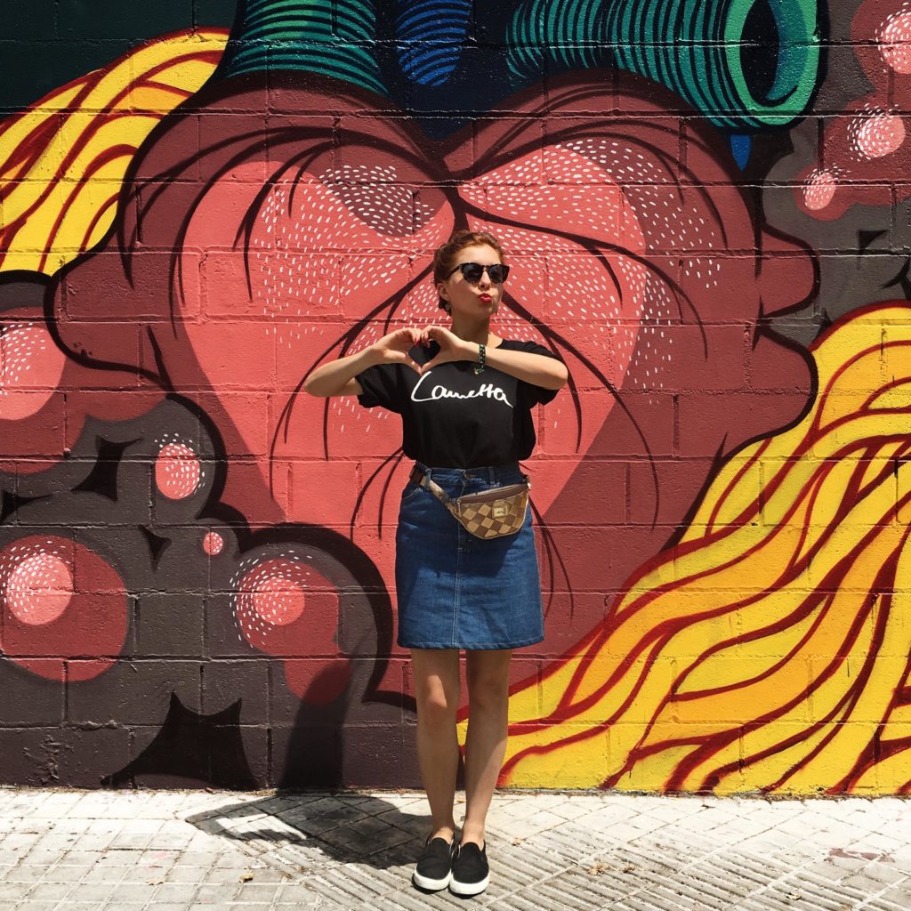 Fair Fashion Outfit auf dem Modeblog Sloris mit T-Shirt von ONIMOS Clothing, second Hand Rock und Tasche, Ethletic Schuhen und Dick Moby Sonnenbrille in Barcelona aufs Primavera Festival!