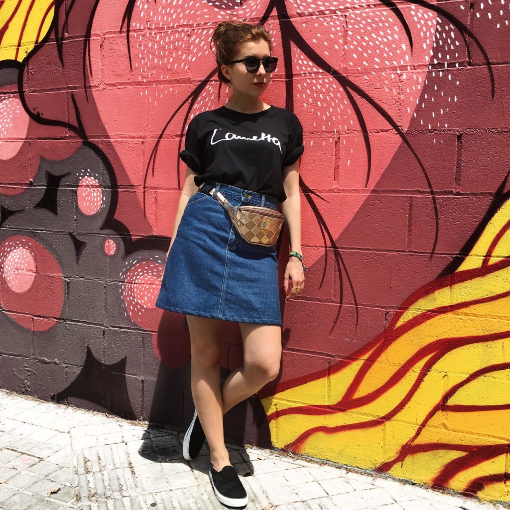 Fair Fashion Outfit auf dem Modeblog Sloris mit T-Shirt von ONIMOS Clothing, second Hand Rock und Tasche, Ethletic Schuhen und Dick Moby Sonnenbrille in Barcelona aufs Primavera Festival!