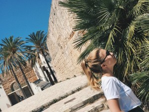 slow fashion look sloris fair fashion outfit slow-fashion-look-sloris-armedangels-vintage-birkenstock-vegan-icecream-mallorca-la-palma-dickmoby