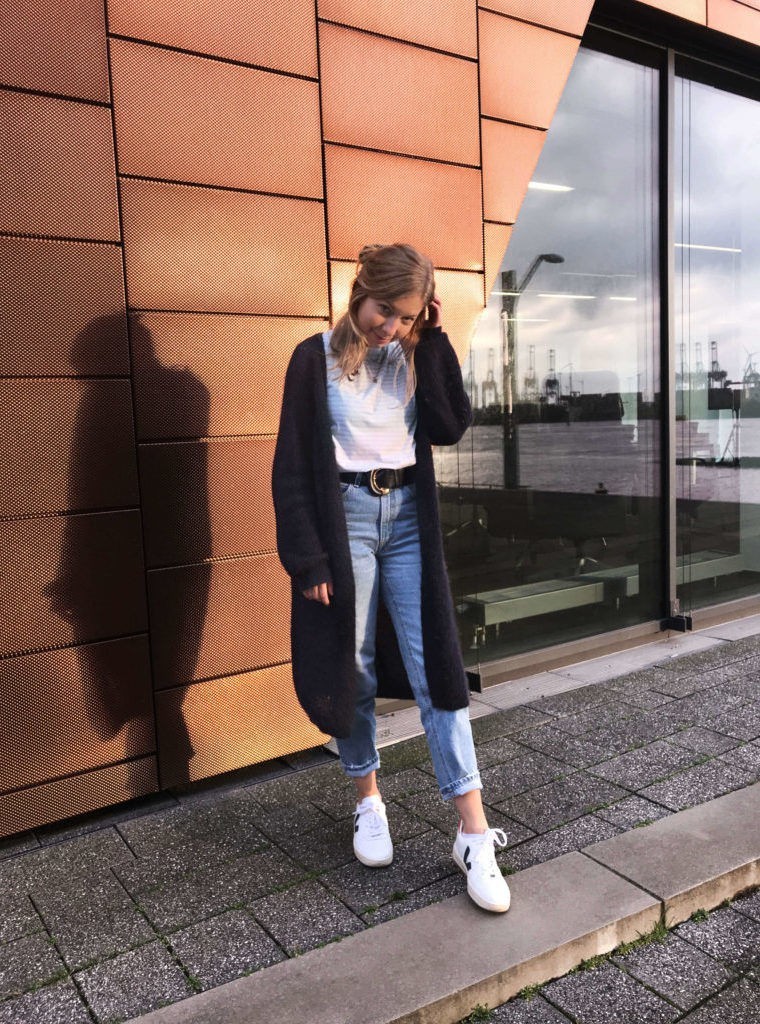 Herbst-Look Slow Fashion sloris Funktionschnitt Veja Vintage Guertel secondhand Jeans Cardigan