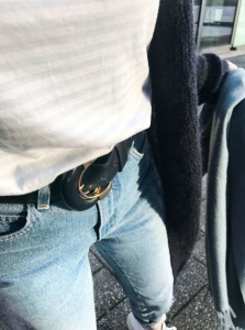 Herbst-Look Slow Fashion sloris Funktionschnitt Veja Vintage Guertel secondhand Jeans Cardigan